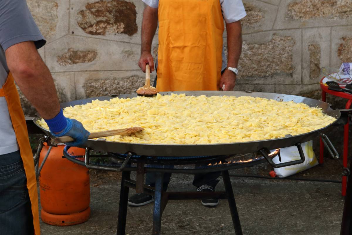 In Haux in Frankreich werden riesige Omelettes gekocht