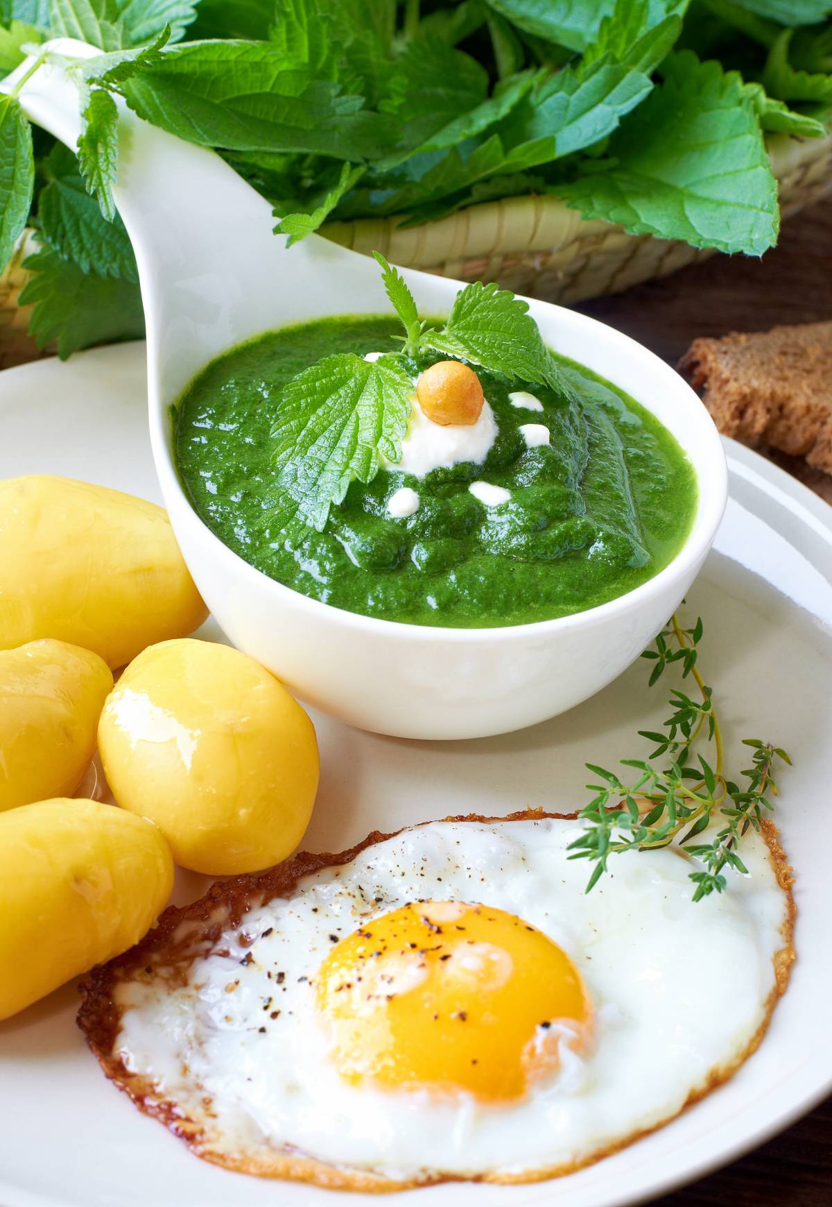 Spinat mit Spiegelei und Kartoffeln ist eine beliebte Mahlzeit am Gründonnerstag.